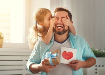 Papà: non rinunciamo a festeggiarli anche se dobbiamo stare a casa. Ecco 10 idee regalo