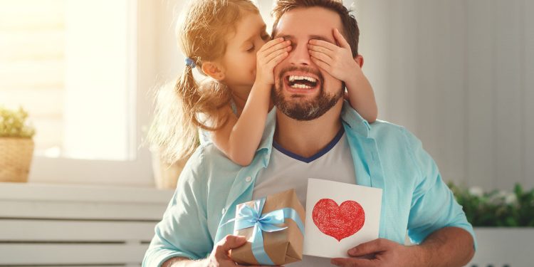 Papà: non rinunciamo a festeggiarli anche se dobbiamo stare a casa. Ecco 10 idee regalo