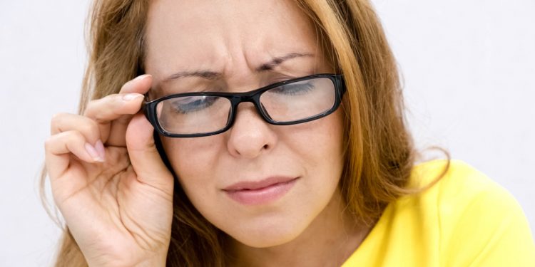 donna con occhiali da vista e segni di sofferenza