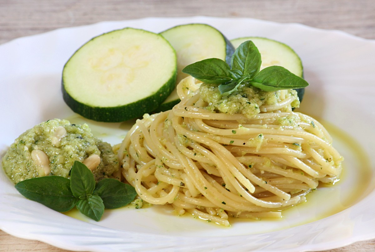 Pesto di zucchine: ricetta classica e variante con la ricotta | Melarossa