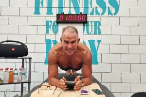 Plank, nuovo record mondiale: un 62enne resta in posizione per più di 8 ore