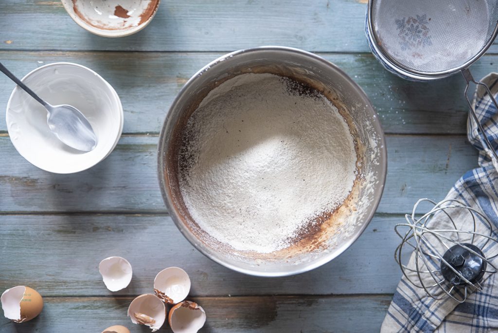 preparazione due farina e cacao plumcake