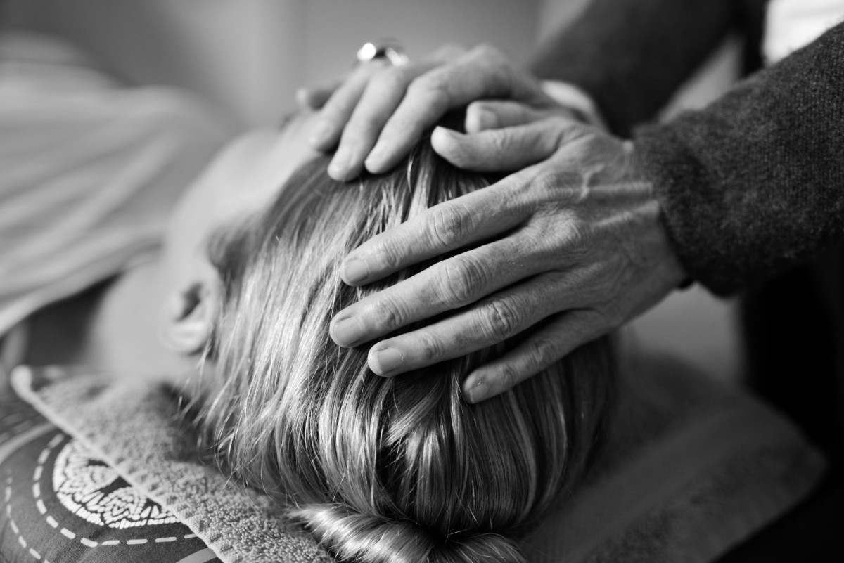 reiki: cos'è, storia, principi, seduta, benefici e critiche