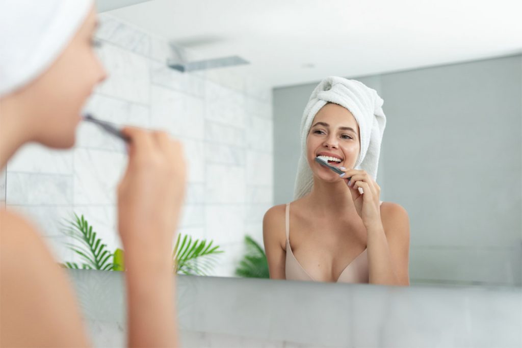 Denti: i consigli per mantenerli sani con una corretta igiene orale a casa