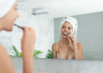 Denti: i consigli per mantenerli sani con una corretta igiene orale a casa