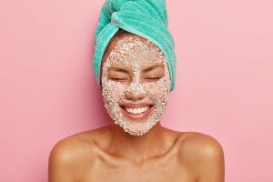 Scrub viso: benefici, consigli e 10 prodotti scelti per te