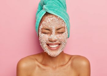 Scrub viso: benefici, consigli e 10 prodotti scelti per te