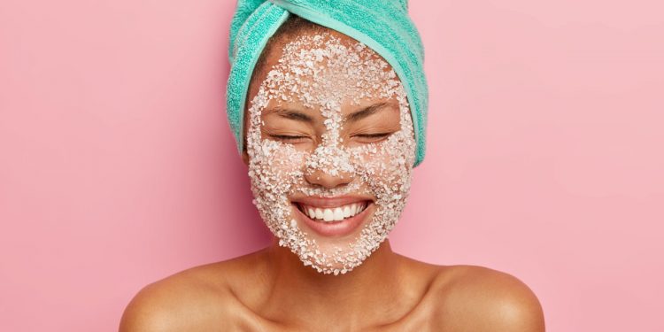 Scrub viso: benefici, consigli e 10 prodotti scelti per te