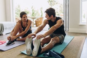 Fare sport a casa: perché è importante e cosa mangiare prima e dopo l’allenamento. I consigli del nutrizionista
