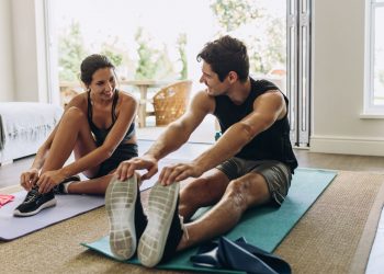 Fare sport a casa: perché è importante e cosa mangiare prima e dopo l'allenamento. I consigli del nutrizionista