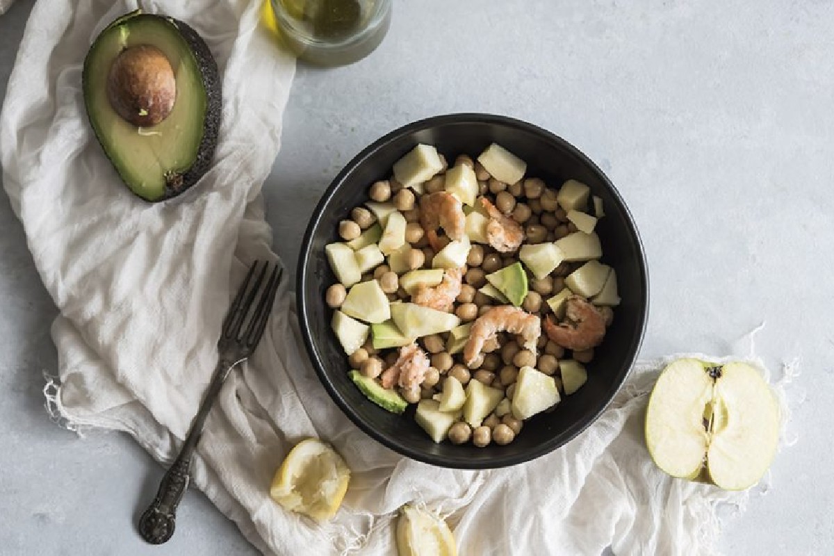 insalata di ceci avocado gamberi e mela verde