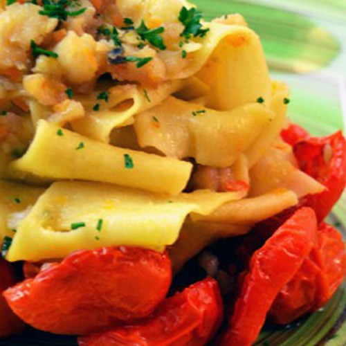 Tagliatelle fatte in casa con baccalà e pomodori confit