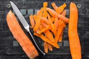Bucce e gambi di frutta e verdura: altro che “scarti”, sono i più nutrienti. Il test di Altroconsumo