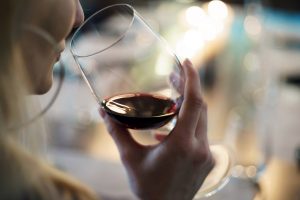 L’alcol non protegge dal Coronavirus, anzi: l’eccesso aumenta il rischio di infezioni virali