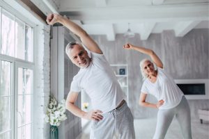 Coronavirus e over 65: gli esercizi da fare a casa per migliorare forza, equilibrio e flessibilità