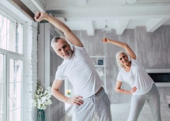 Coronavirus e over 65: gli esercizi da fare a casa per migliorare forza, equilibrio e flessibilità