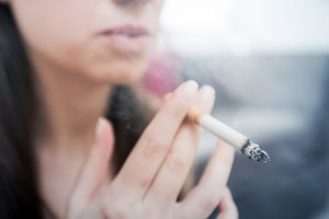 Il fumo di sigaretta è correlato a forme più gravi di Coronavirus: lo conferma uno studio