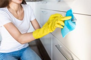 Coronavirus, detergenti e disinfettanti: la guida pratica per sceglierli e usarli nel modo giusto
