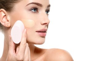 Test tedesco su 12 fondotinta liquidi: il migliore è il più economico, bocciati alcuni grandi marchi del make up
