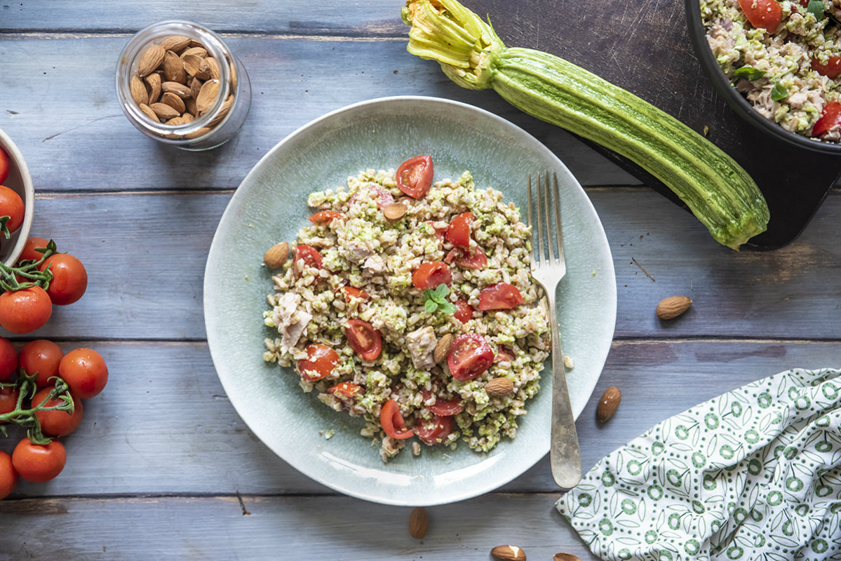 Insalata di farro, tonno e pesto di zucchine