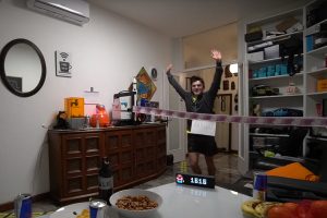 Maratona a casa, l’impresa dello Youtuber: 42 km e 1616 giri tra salotto, camera e balcone