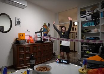 Maratona a casa: l'impresa dello Youtuber. 42 km e 1616 giri tra salotto, camera e balcone