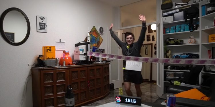 Maratona a casa: l'impresa dello Youtuber. 42 km e 1616 giri tra salotto, camera e balcone