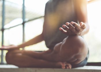 un uomo che medita nella posizione yoga del loto