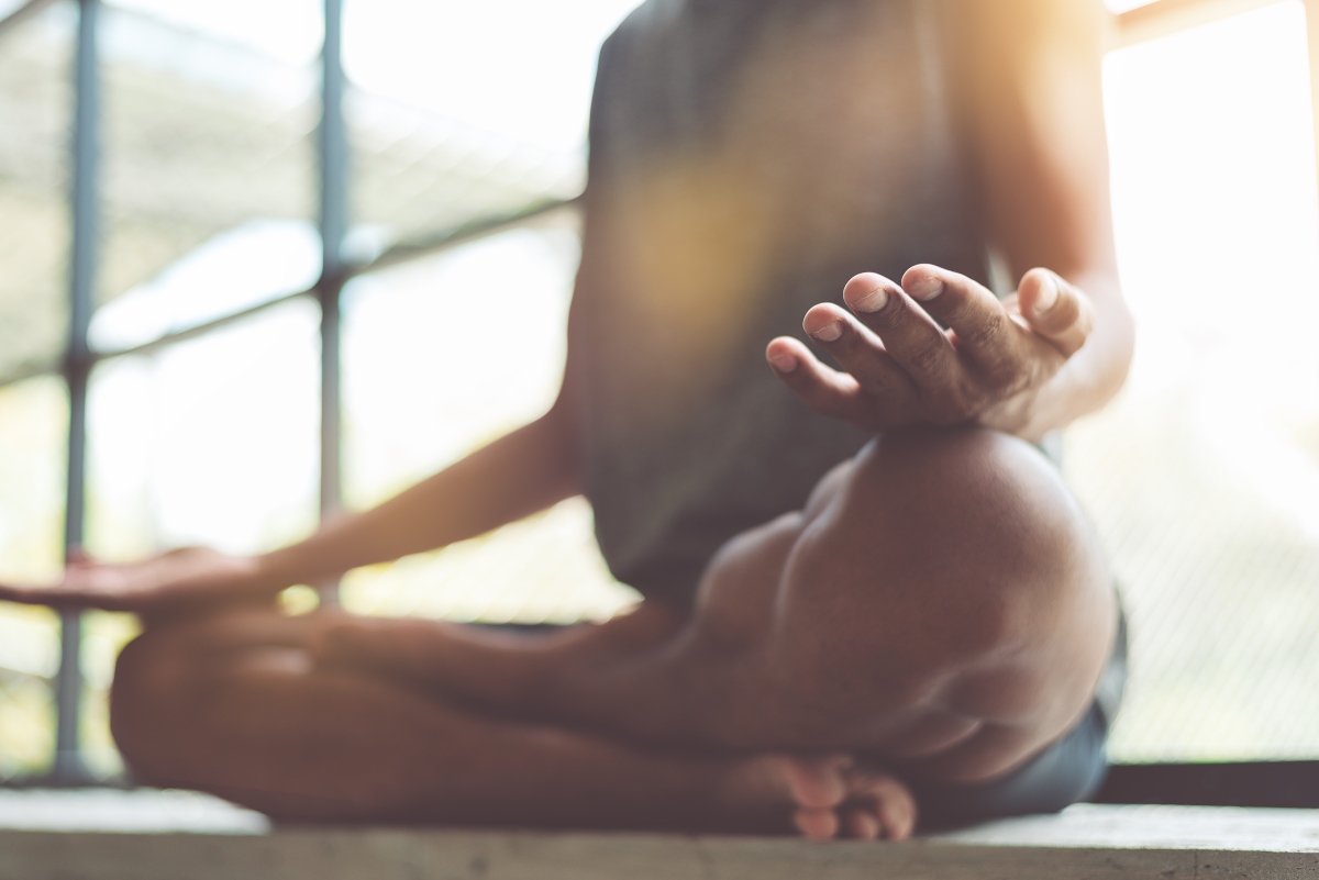 un uomo che medita nella posizione yoga del loto