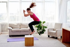 Rinforzare il sistema immunitario: movimento e luce anche in casa