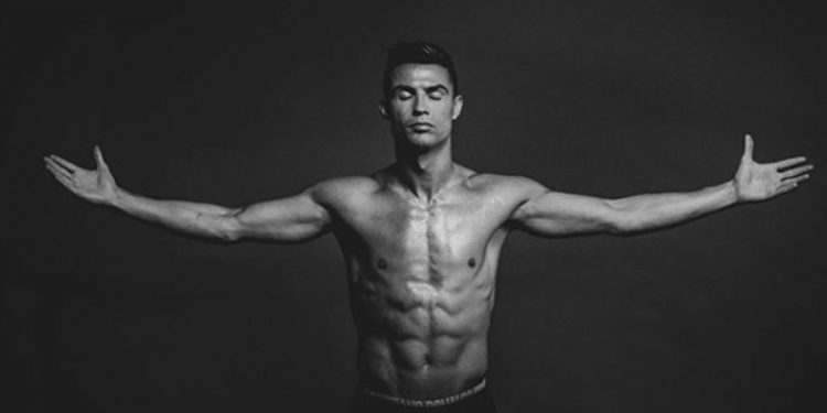 Coronavirus, Ronaldo lancia la sfida degli addominali