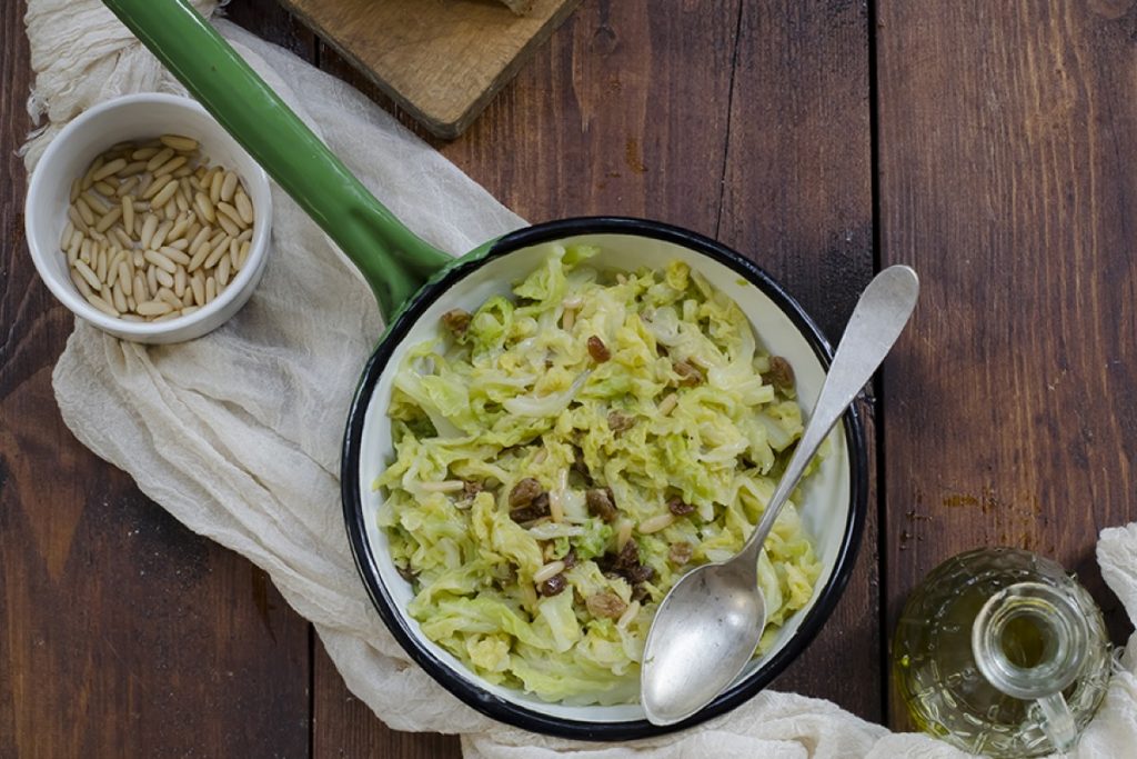 Verza saltata in padella: ricetta con pinoli e uvetta 5 verza saltata in padella