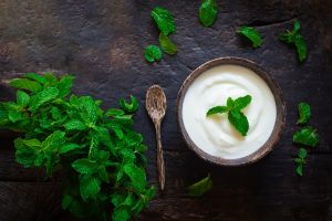 Yogurt greco: che cos’è, differenze con lo yogurt tradizionale, benefici e le migliori ricette