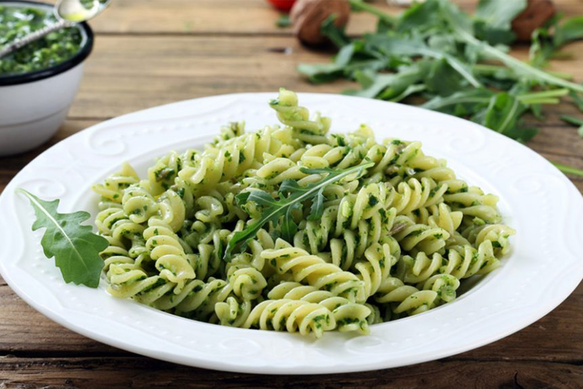 Yogurt greco: fusilli con pesto di rucola e yogurt