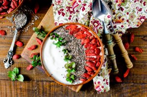 Le bacche di goji: cosa sono, proprietà, benefici, controindicazioni, come mangiarle, ricette
