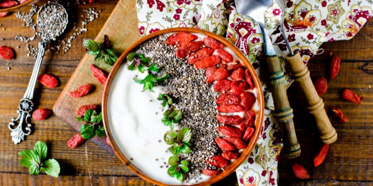 piatto rotondo con bacche di goji