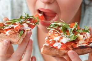Binge eating: che vuol dire, come si manifesta e come curare il disturbo da alimentazione incontrollata
