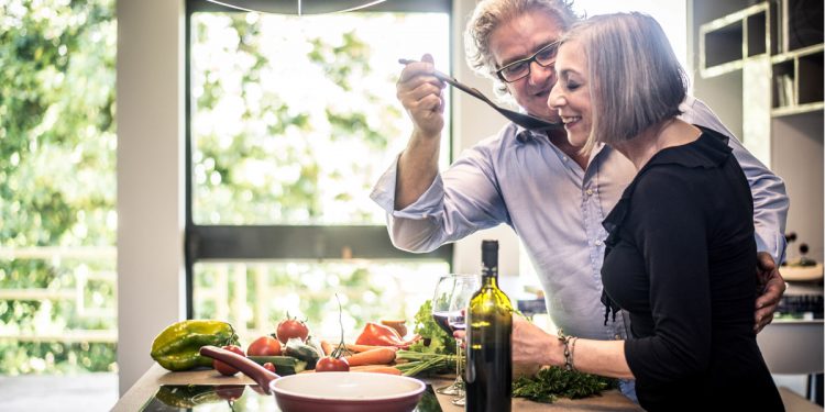 Un anno di dieta mediterranea dopo i 65 fa aumentare i batteri intestinali “buoni” che aiutano a invecchiare in salute