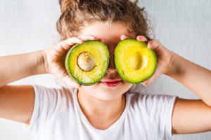 Educazione alimentare dei bambini: principi, benefici e consigli per stimolare i più piccoli a mangiare sano