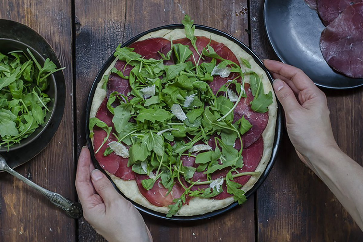 Focaccia con rucola, bresaola e grana