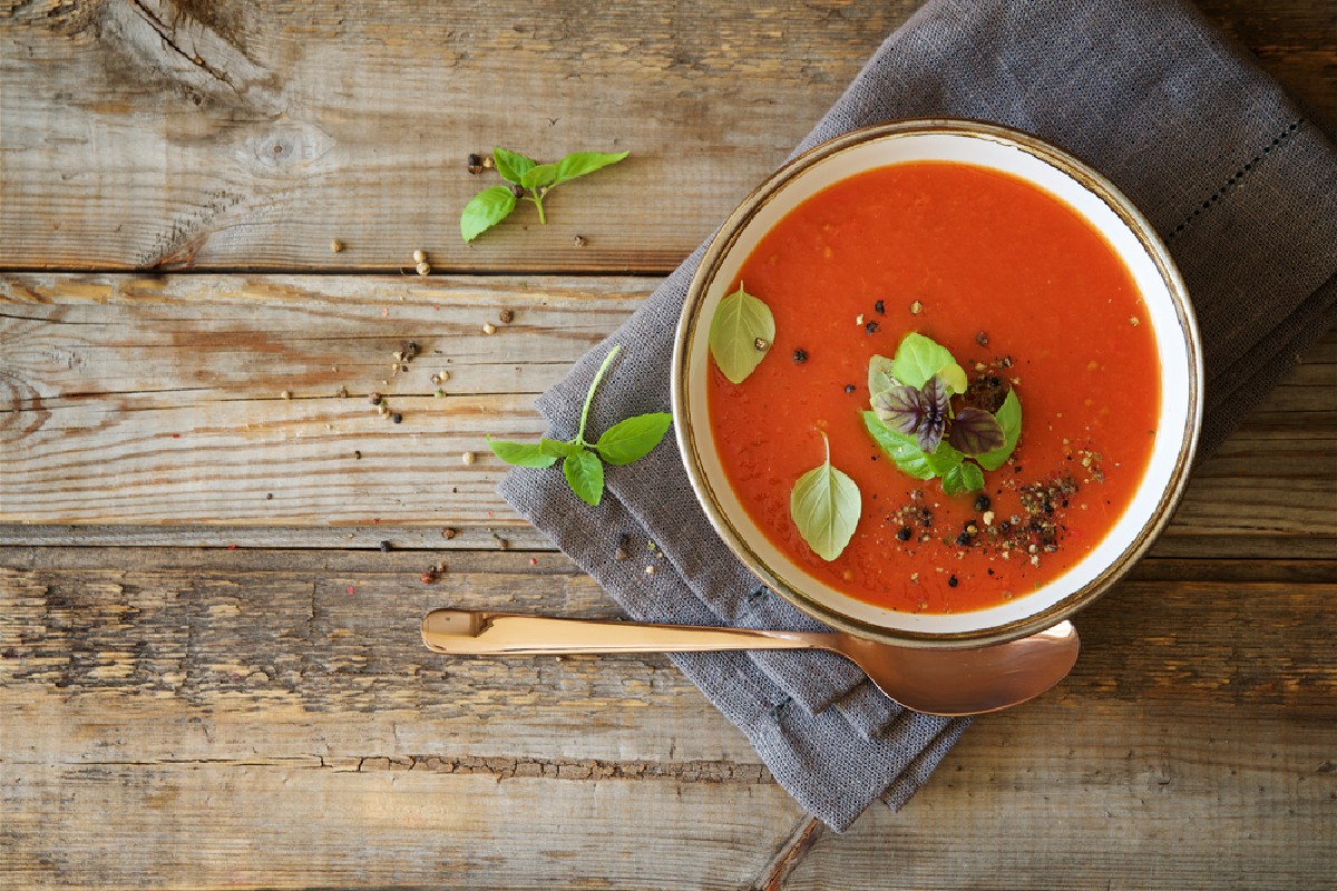 gazpacho con spiedini di melanzane