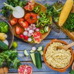 Insalata di bulgur con verdure: ricetta fresca e facile 1 su tavolo di legno tutti gli ingredienti per preparare un insalata di bulgur con verdure; al centro una ciotola di bulgur e attorno tante verdure