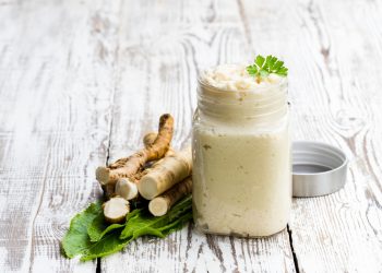 Un barattolo con della salsa di rafano
