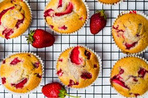 Frutta, non solo come spuntino o a fine pasto: 5 ricette da provare, dall’antipasto al dolce