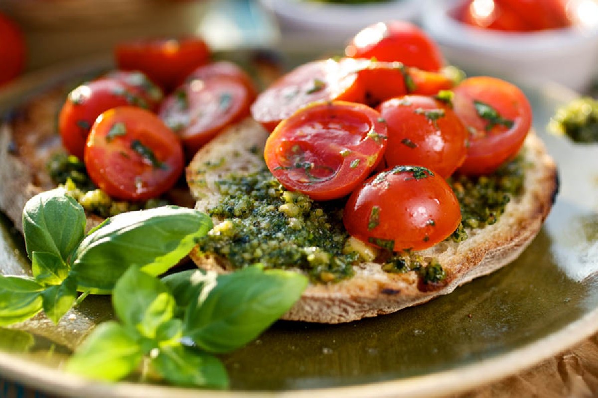 ricette con pomodori, bruschette al pesto e pomodorini