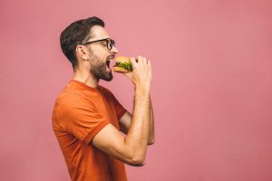 Perché c’è chi mangia e non ingrassa? La chiave potrebbe essere il “gene della magrezza”