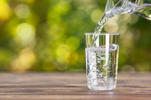 Due litri di acqua al giorno per sconfiggere le allergie stagionali
