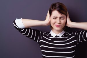 Acufene: cos’è, classificazione, cause, cure e rimedi per fischio e ronzio