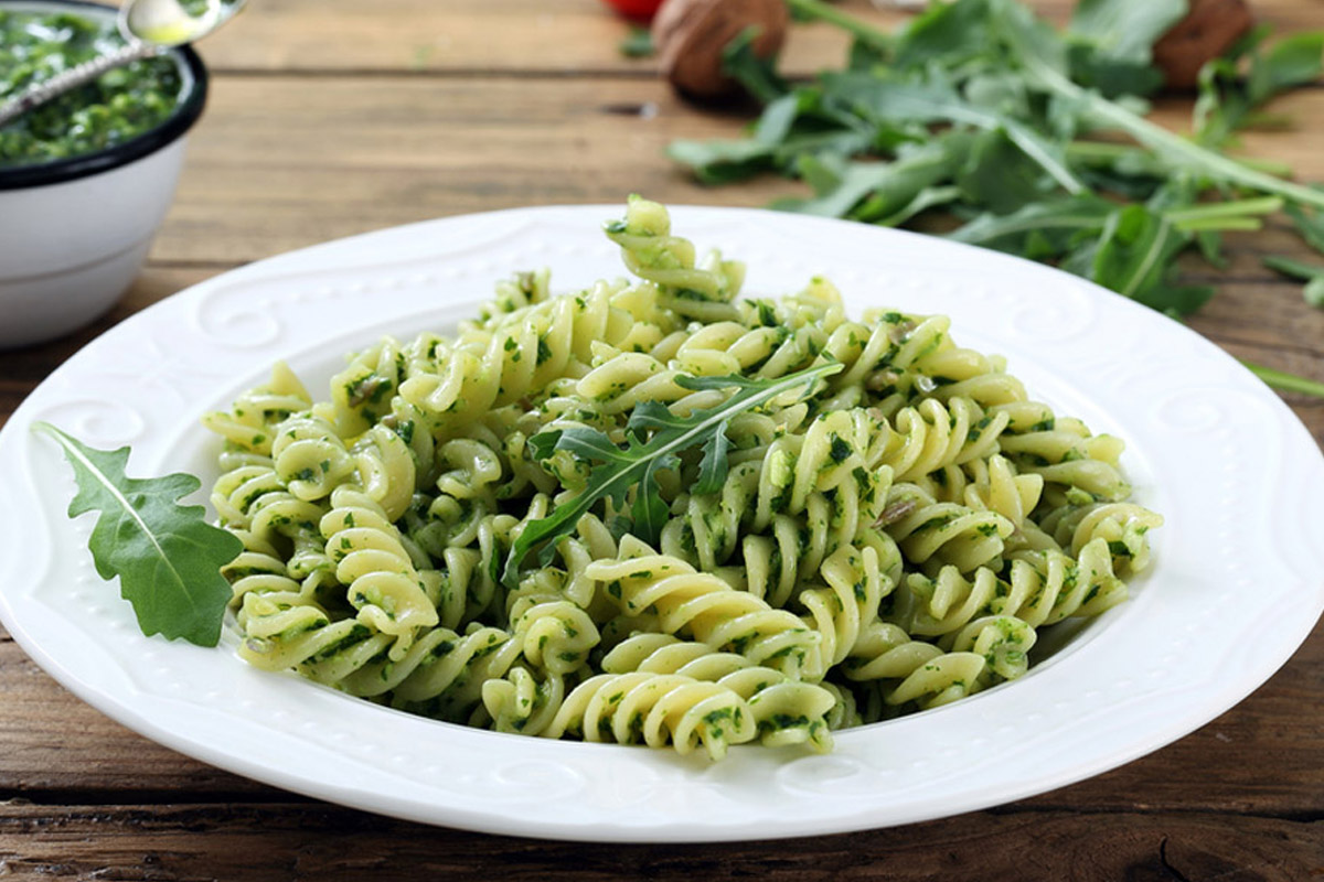 Cibi digestione fusilli con pesto di rucola