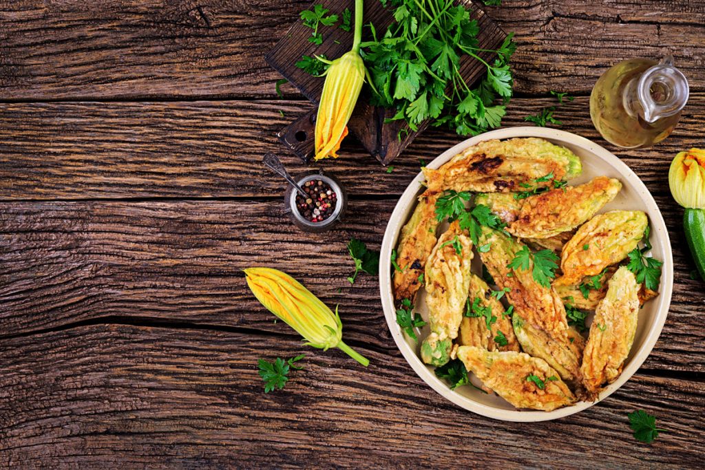 Fiori di zucca ripieni di pesto di zucchine (non fritti): un contorno gustoso a prova di dieta